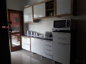 Fridge, microwave, stovetop, coffee/tea maker