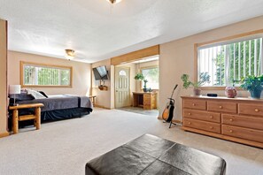 2 makuuhuonetta, tallelokero huoneessa, silitysrauta/-lauta