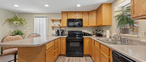 Jääkaappi, mikroaaltouuni, uuni, liesi