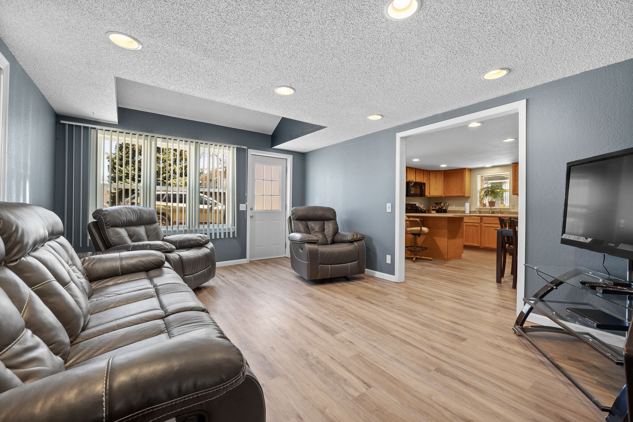 Smart TV, fireplace, video games, DVD player