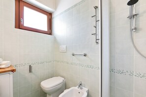 Apartment, 2 Bedrooms | Bathroom | Shower, hair dryer, bidet, towels