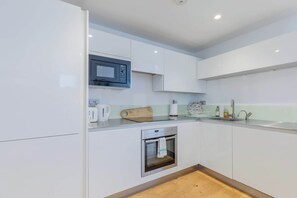 Fridge, oven, stovetop, dishwasher