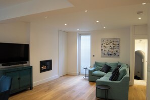 Interior - Modern 1 Bed | WiFi | Pvt Courtyard | Westminster (London)