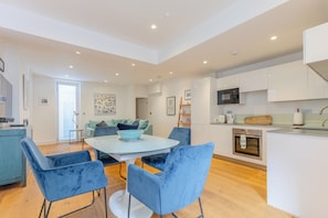 Fridge, oven, stovetop, dishwasher - Modern 1 Bed | WiFi | Pvt Courtyard | Westminster (London)