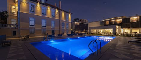 Una piscina cubierta, una piscina al aire libre de temporada