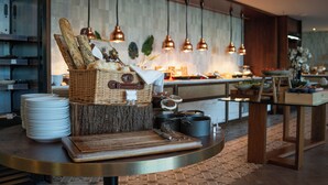 Una cocina moderna con una isla de madera, luces colgantes y una variedad de utensilios de cocina.