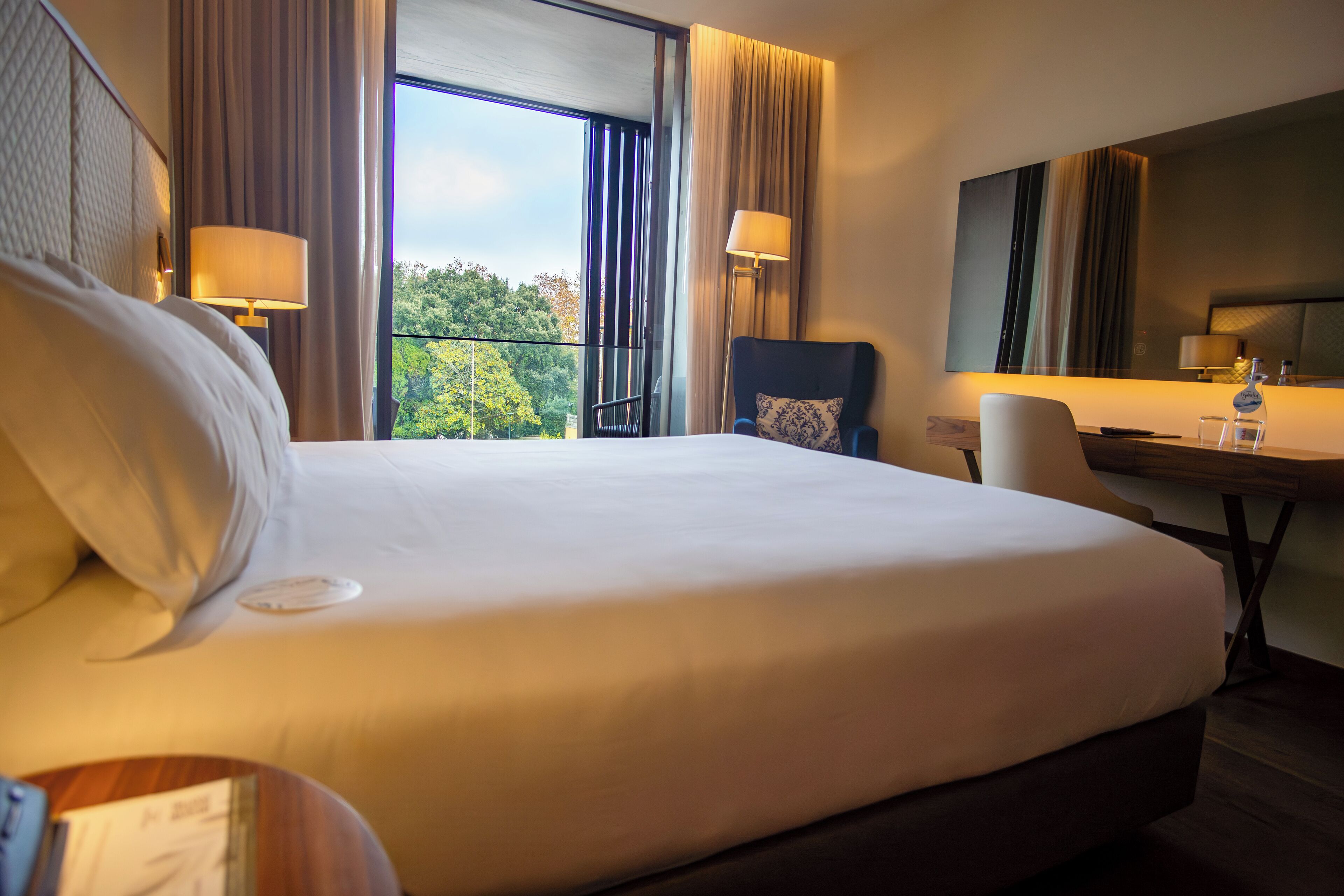 Rom – superior, 1 kingsize-seng, balkong | Safe på rommet, skrivebord og skrivebord for bærbar PC