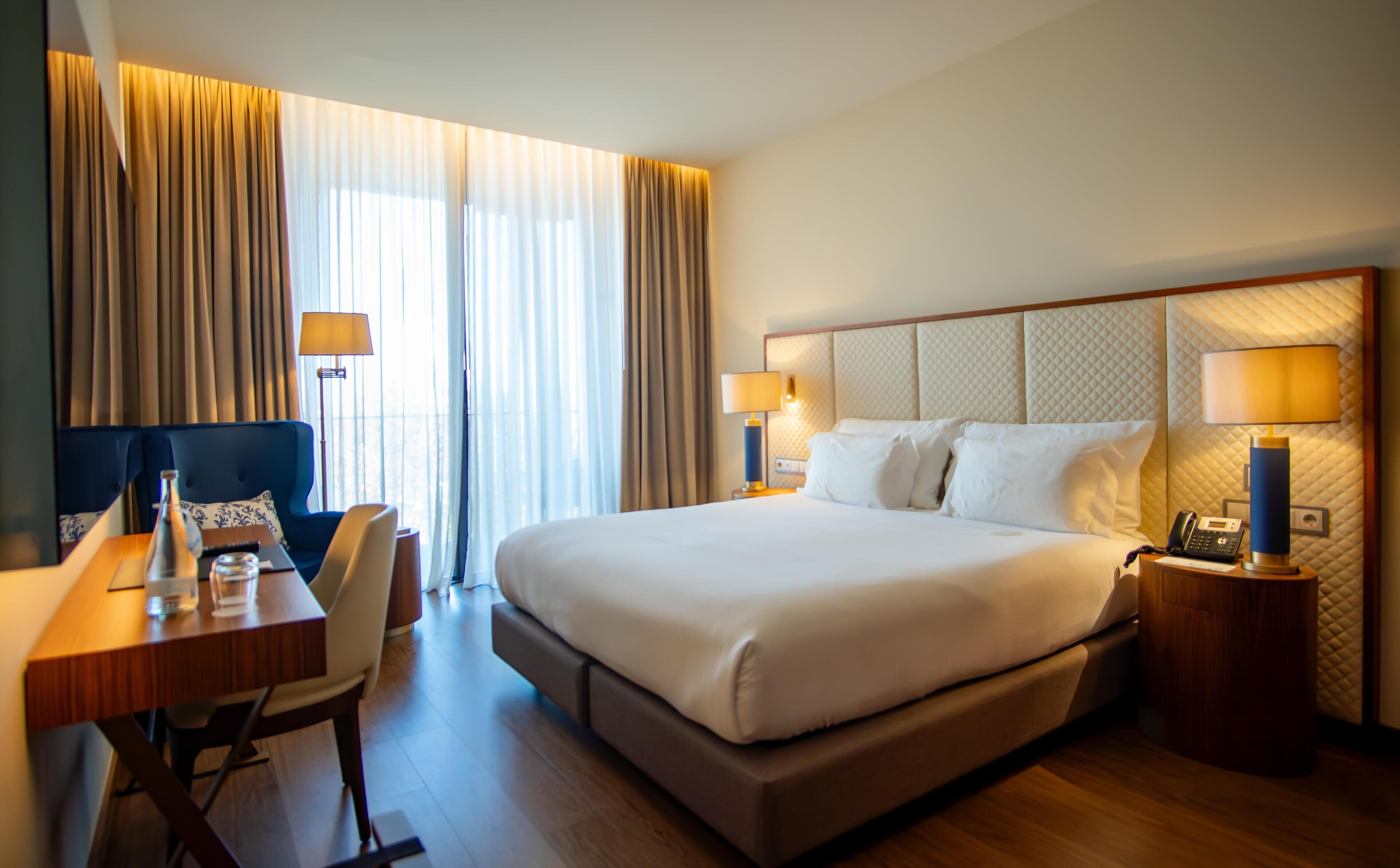 华丽客房, 1 张特大床 | 客房内保险箱、办公桌、笔记本电脑工作区、遮光窗帘