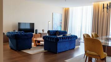 Suite – president, 1 kingsize-seng | Oppholdsområde | En 42-tommers LCD-TV med kabel-kanaler samt TV og TV-spill