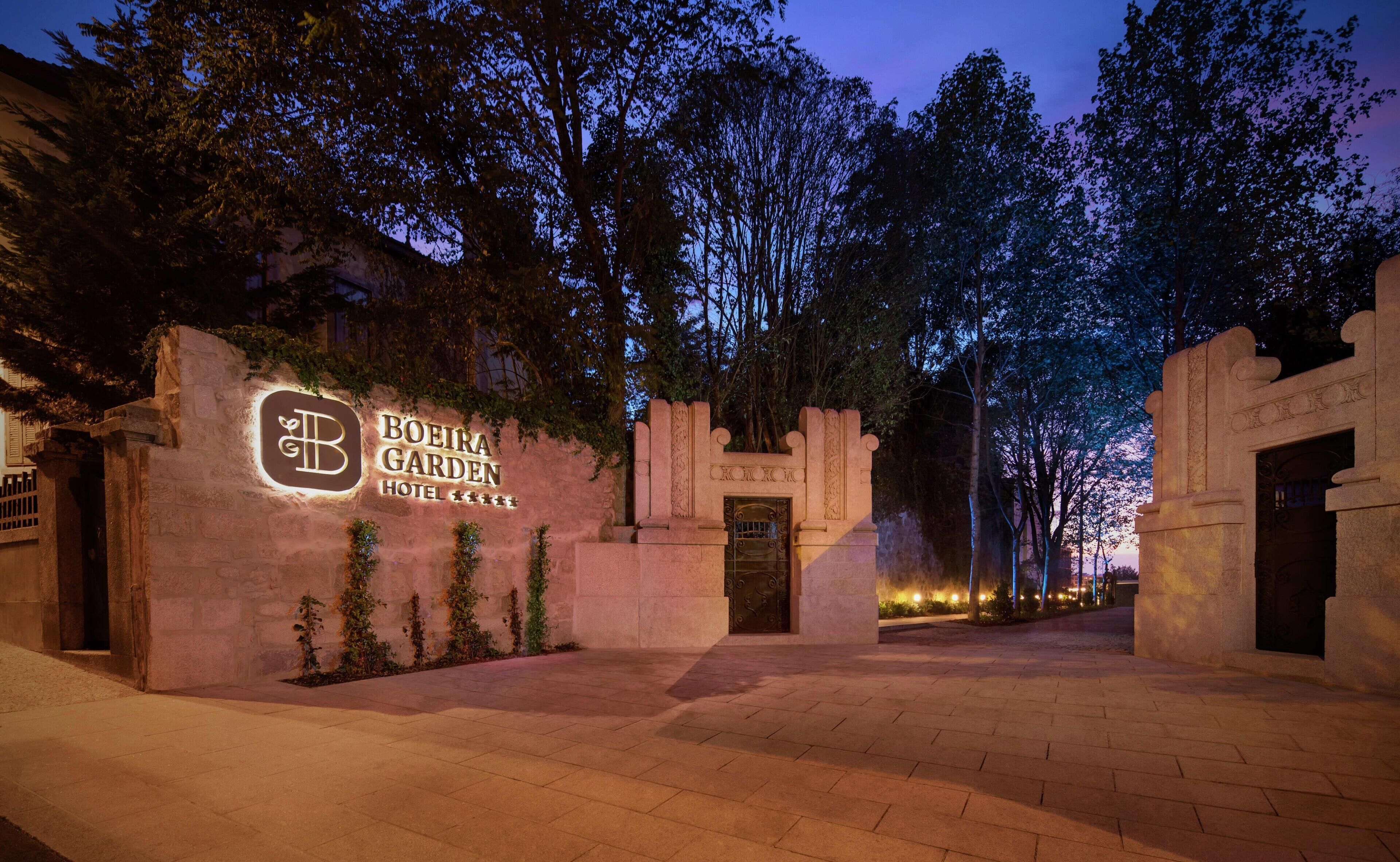 Een hotelentree met een bord waarop 'Boeira Garden Hotel' staat en een stenen boog.