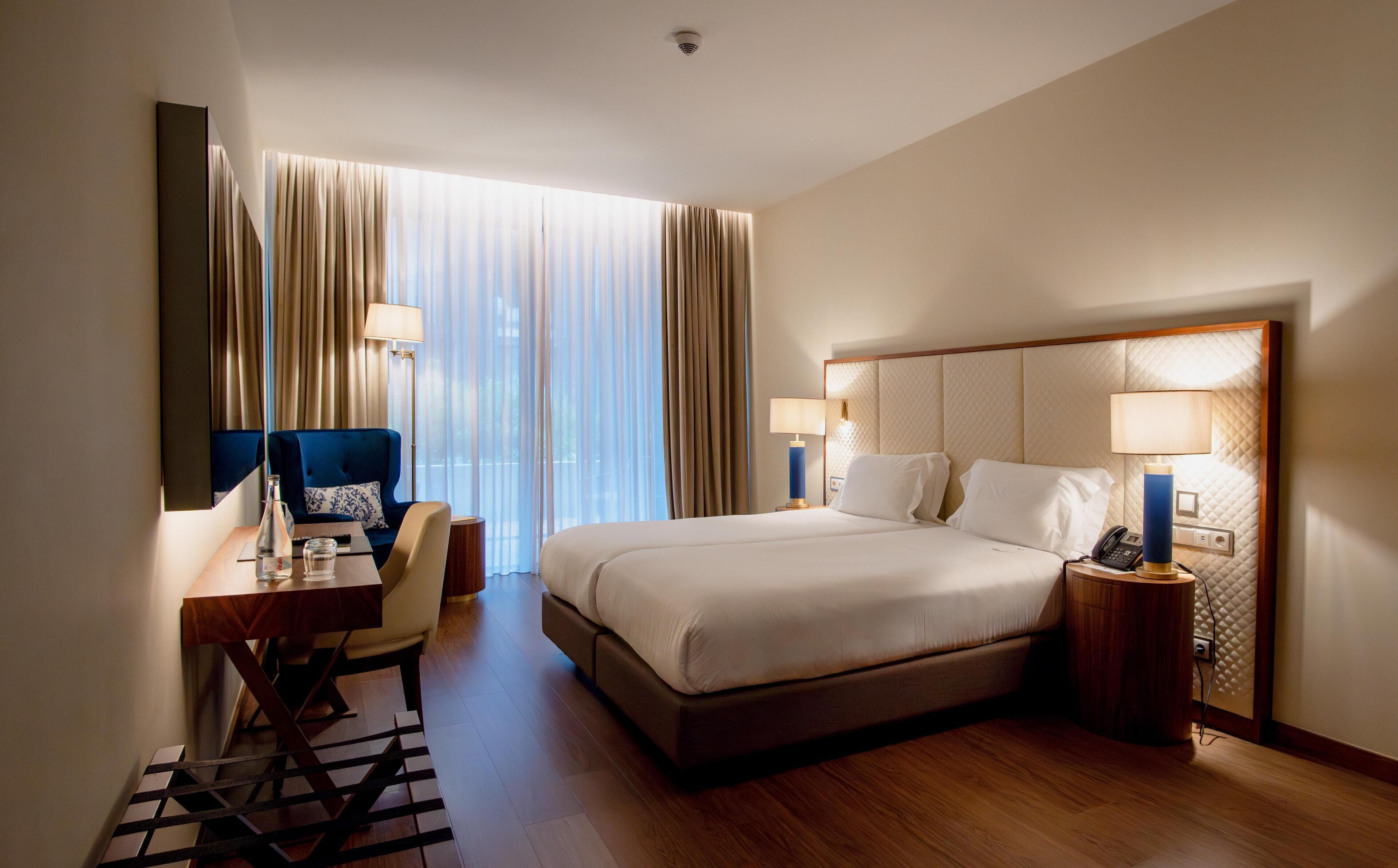 客房内保险箱、办公桌、笔记本电脑工作区、遮光窗帘