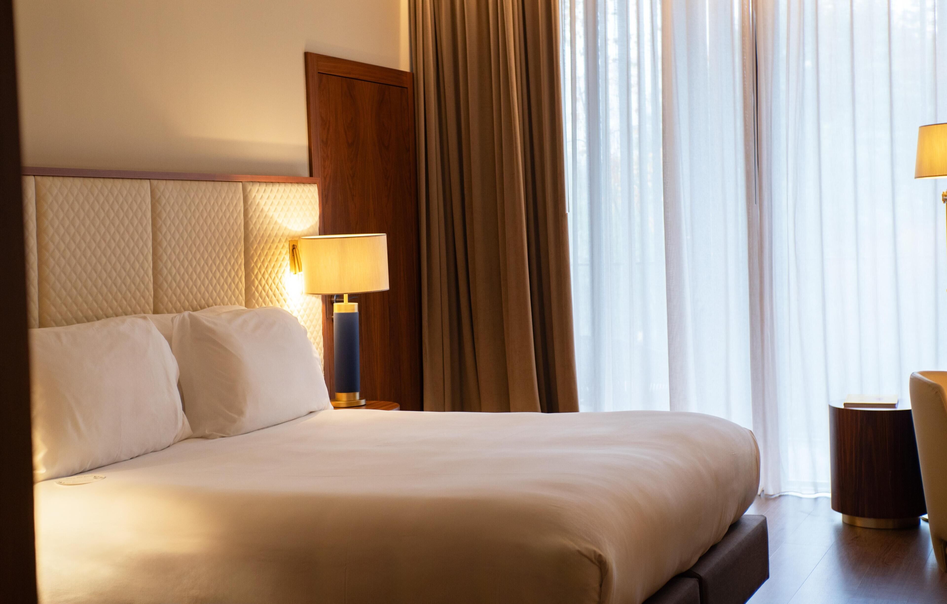 家庭房, 1 张特大床,   阳台 | 客房内保险箱、办公桌、笔记本电脑工作区、遮光窗帘