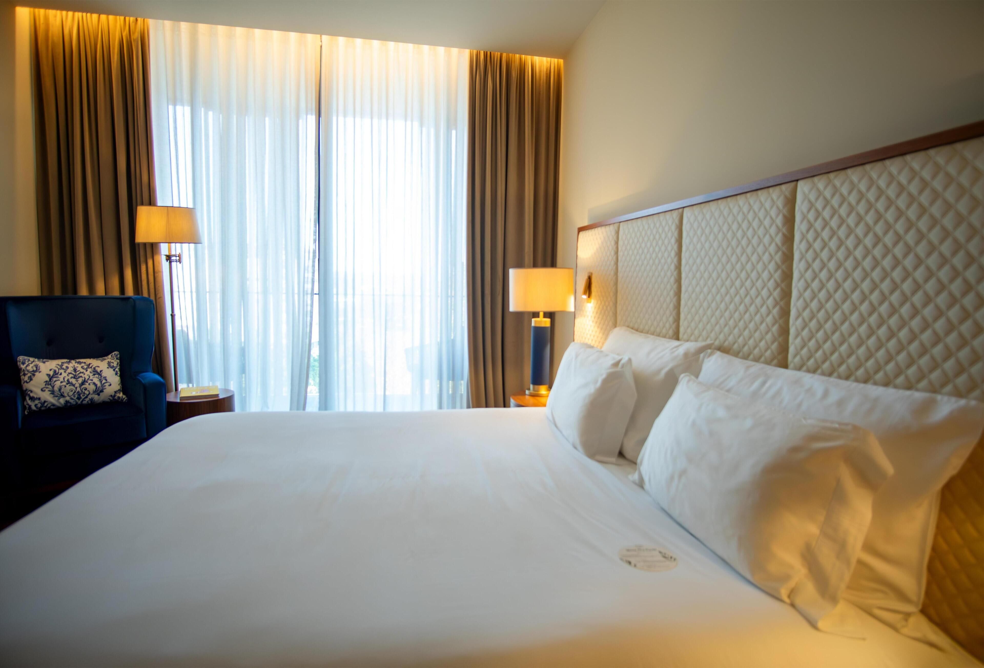 客房内保险箱、办公桌、笔记本电脑工作区、遮光窗帘