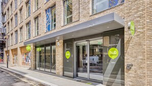 A brick building with a glass entrance and signage for 'hub by Premier Inn.' - Hub By Premier Inn London - Soho (London)