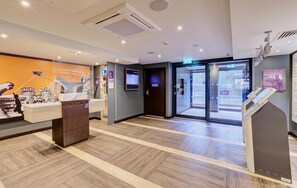 Reception - Premier Inn Royal Tunbridge Wells (Royal Tunbridge Wells)