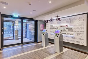 Reception - Premier Inn Royal Tunbridge Wells (Royal Tunbridge Wells)