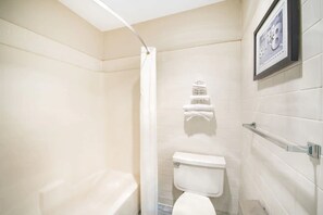 Combined shower/bathtub, towels - Republic Hotel of Ozona (Ozona)