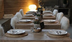 بوفيه فطور مجانًا يوميًا