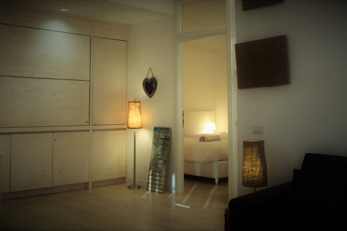 Departamento, 2 habitaciones | Área de sala de estar | Televisión de pantalla plana