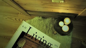 Una rivista intitolata 'Living' con il numero di pagina visibile 'N. 03'.