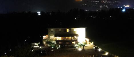 Façana frontal de l'allotjament (vespre/nit)