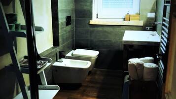 Quadruple Room | Bathroom | Shower, rainfall showerhead, free toiletries, hair dryer