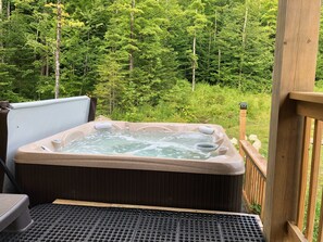 Outdoor spa tub - Serenity to the Log Castle (Killington)