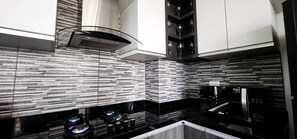 Réfrigérateur, micro-ondes, four, bouilloire électrique