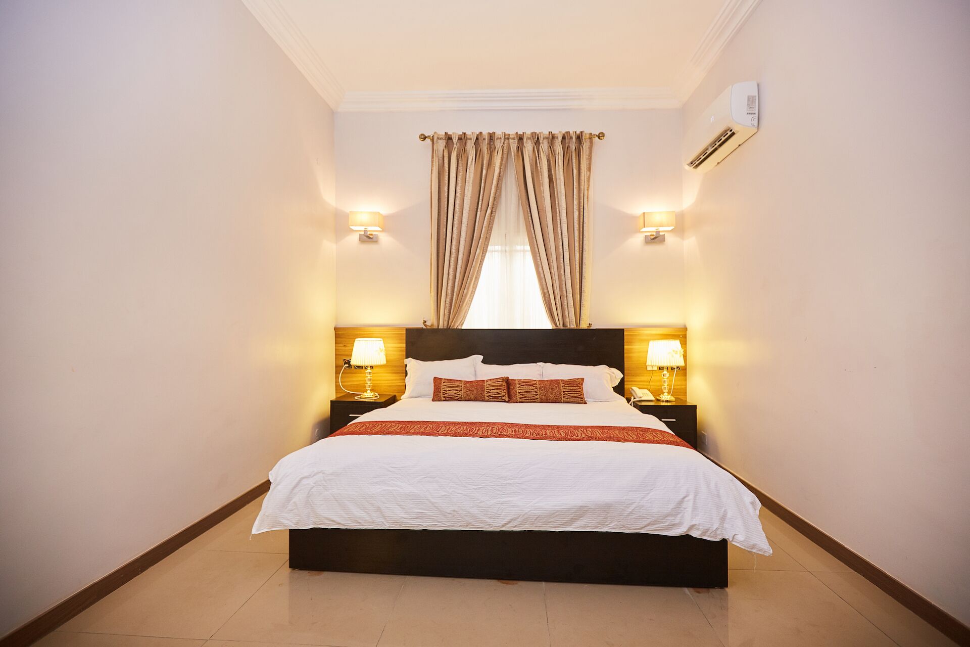 Premium bedding, iron/ironing board, free WiFi, bed sheets