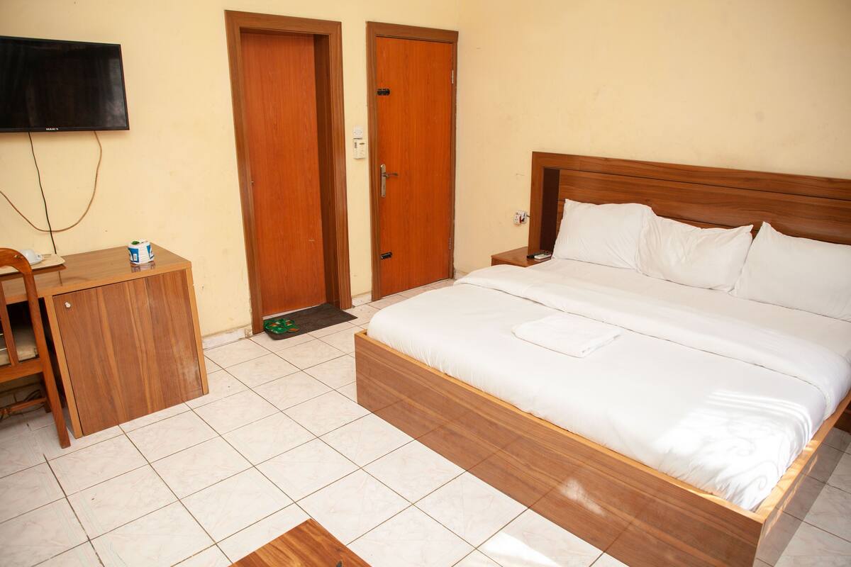 Premium bedding, iron/ironing board, free WiFi, bed sheets