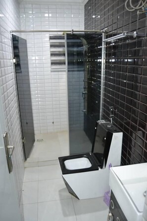 Executive Studio Suite | Bathroom | Free toiletries, towels, soap, shampoo - Spotlight Hotels (Abuja)
