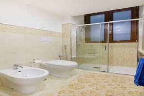 Regadera, secadora de cabello, batas, bidet 