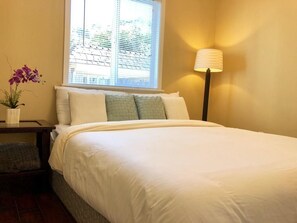 4 bedrooms, iron/ironing board, WiFi, bed sheets