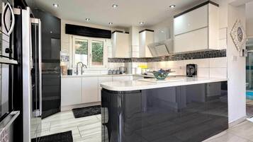 Villa | Private kitchen | Full-size fridge, microwave, oven, stovetop