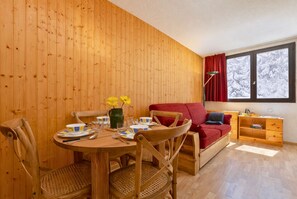 Living and dining room - Cham Sud Jonquilles118 - Walk to Aiguille du Midi | Balcony View, Chamonix, France (Chamonix)