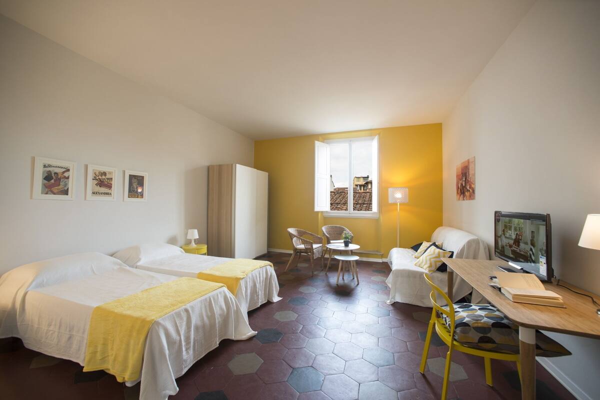 Chambre Quadruple Confort, salle de bains privée | Ameublement personnalisé, bureau