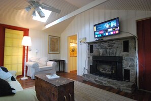 Smart-TV, Kamin, Bücher