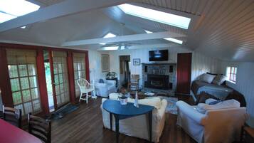 Smart TV, lareira, livros