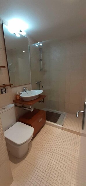 Shower, hair dryer, toilet paper - APARTMENT NEXT TO COVE DEL PI. AND OTHER BEAUTIFUL BEACHES.  VIEW OVER POOL. (Platja d'Aro)