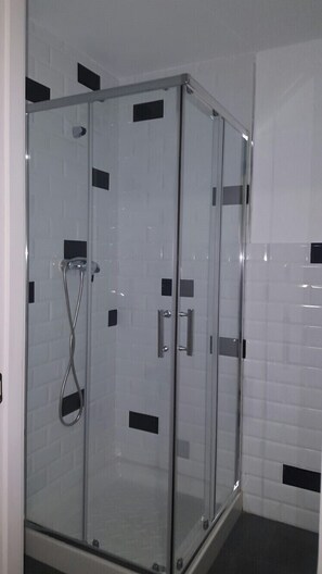 Ducha, secador de pelo, toallas
