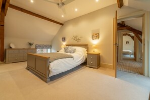 4 bedrooms, iron/ironing board, internet, bed sheets