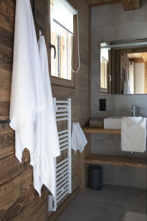 Doppelzimmer (Fornet) | Badezimmer | Dusche, Haartrockner, Bademäntel, Handtücher