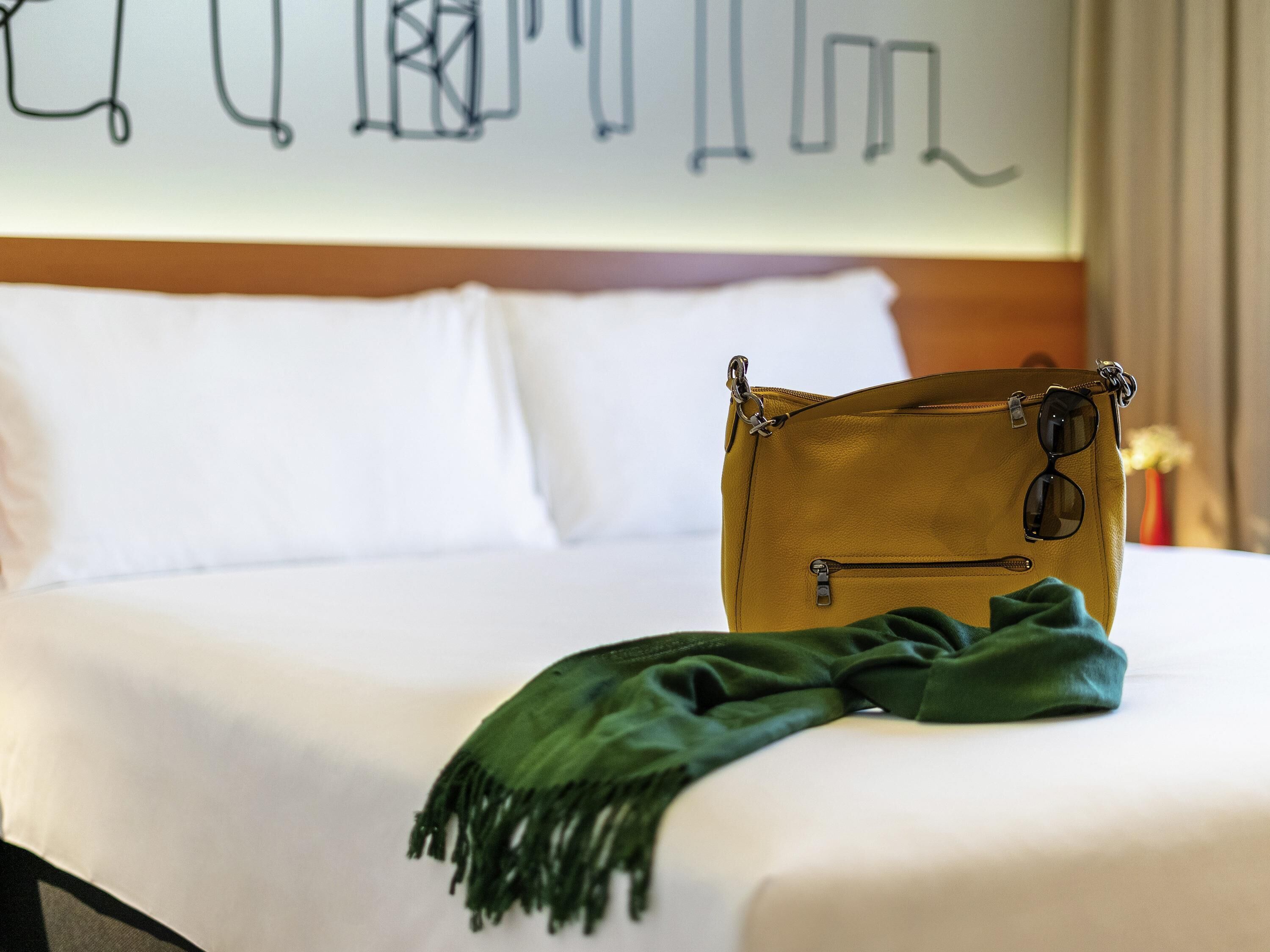 Minibar, caja de seguridad en la habitación y escritorio 