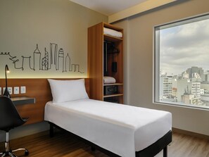 Habitación estándar, 1 cama individual, con acceso para personas discapacitadas | Minibar, caja de seguridad en la habitación y escritorio 