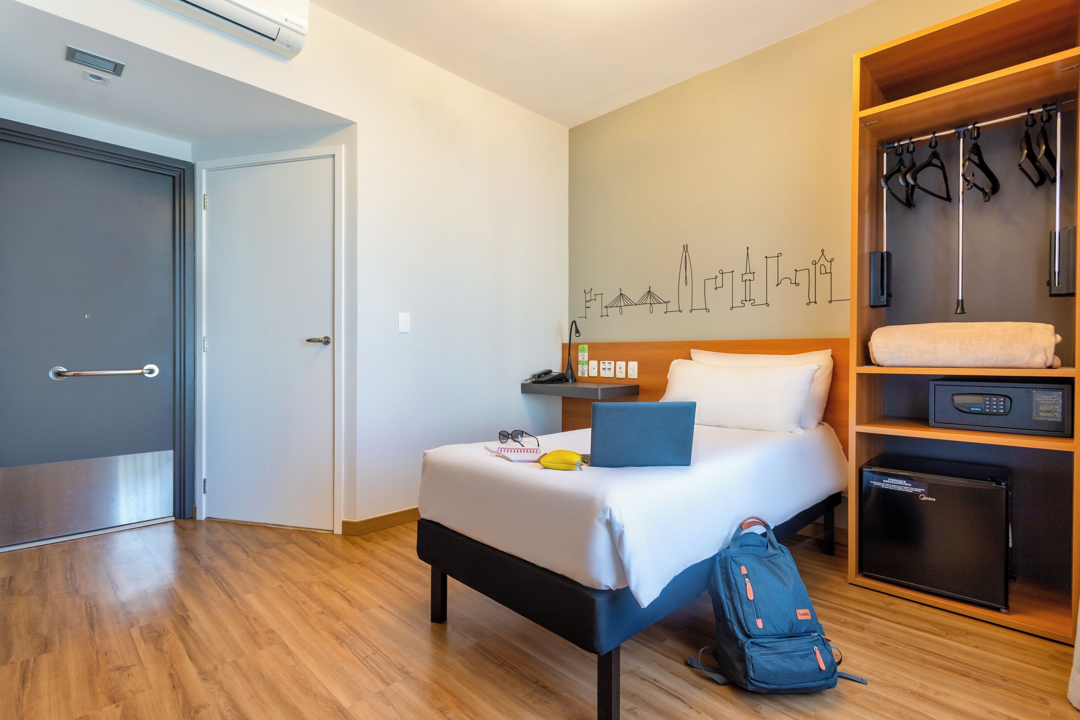 standard room, 1 single bed, accessible | minibar, in-room safe, desk, laptop workspace