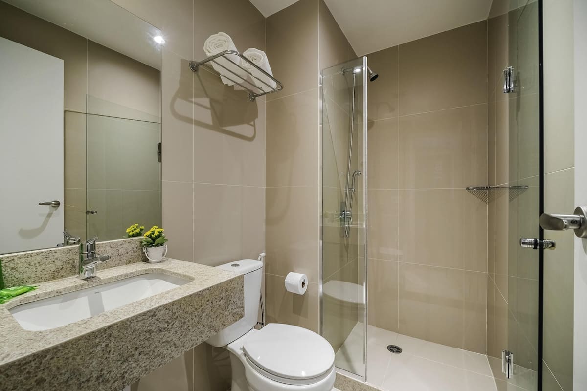 Dusch, regndusch, miljövänliga toalettartiklar och hårtork