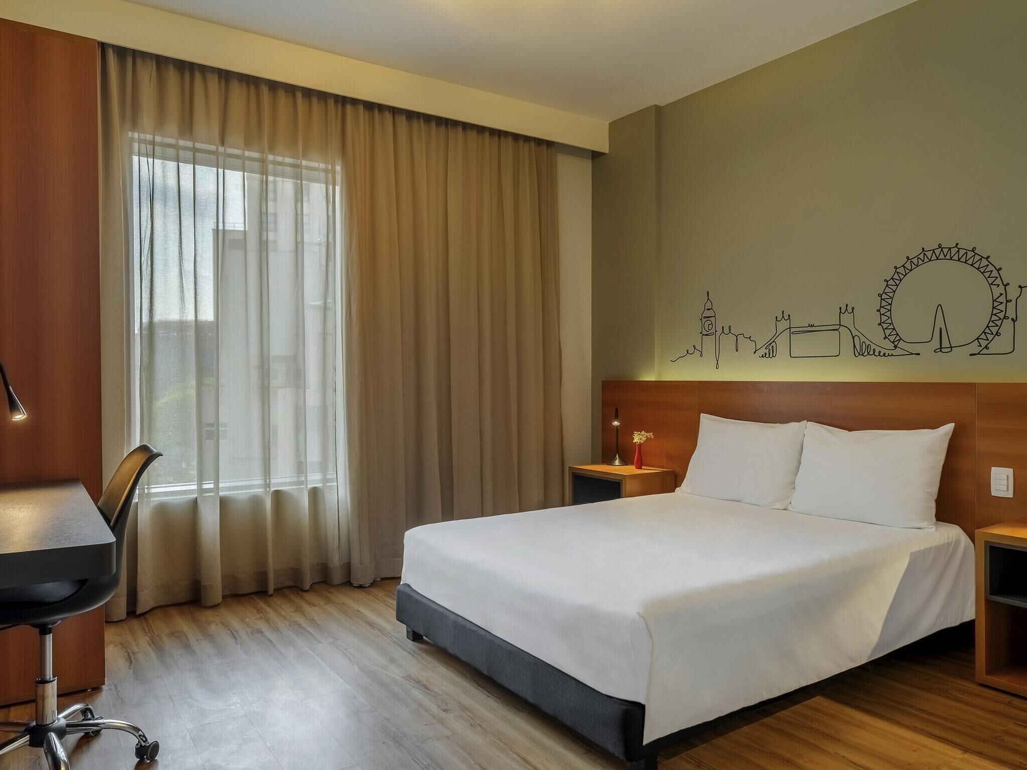 Habitación estándar, 1 cama doble, accesible para personas con discapacidad | Minibar, caja fuerte, escritorio y espacio para trabajar con un portátil