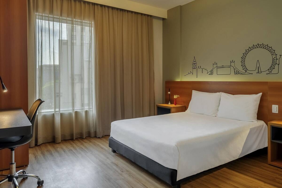 Habitación estándar, 1 cama doble, accesible para personas con discapacidad | Minibar, caja fuerte, escritorio y espacio para trabajar con un portátil