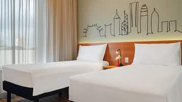 Minibar, caja de seguridad en la habitación y escritorio