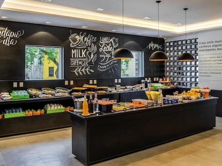 Desayuno continental diario (BRL 50 por persona)